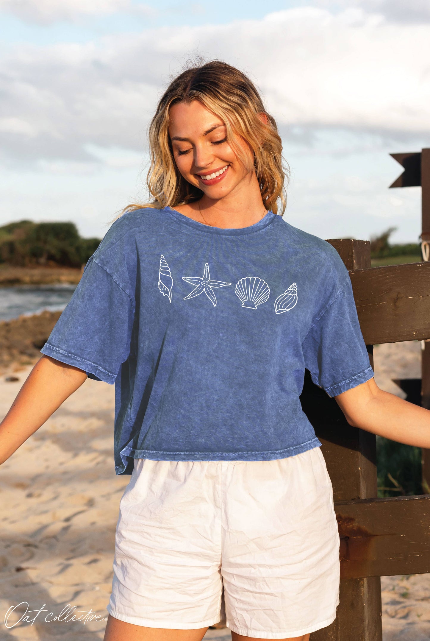 SEASHELLS ROW Cropped Mineral Washed Graphic Top: DENIM BLUE / M