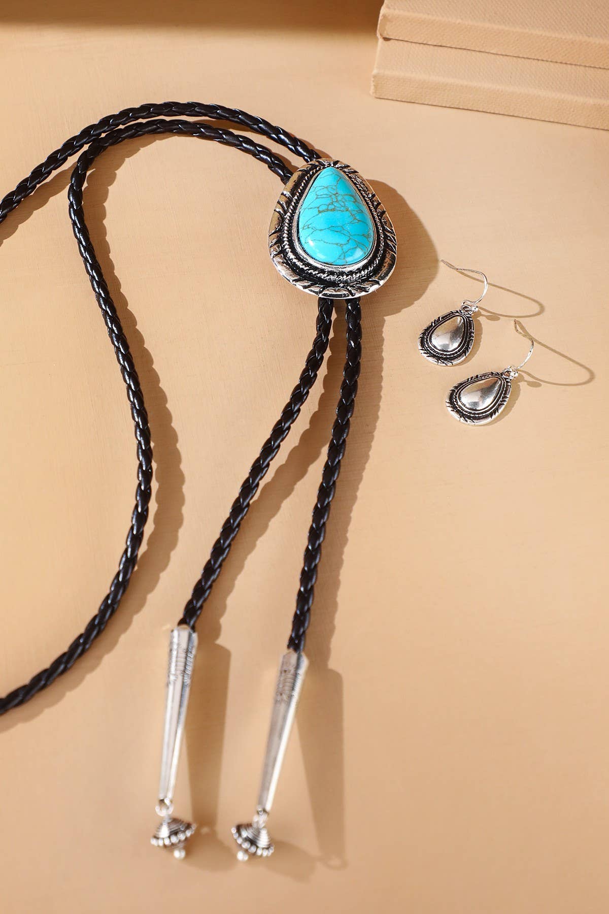 Western Design Turquoise Bolo Tie Necklace