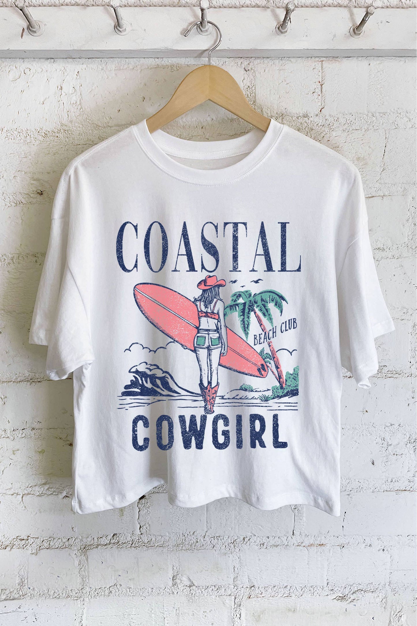 COASTAL COWGIRL BEACH CLUB GRAPHIC LONG CROP TOP: Natural