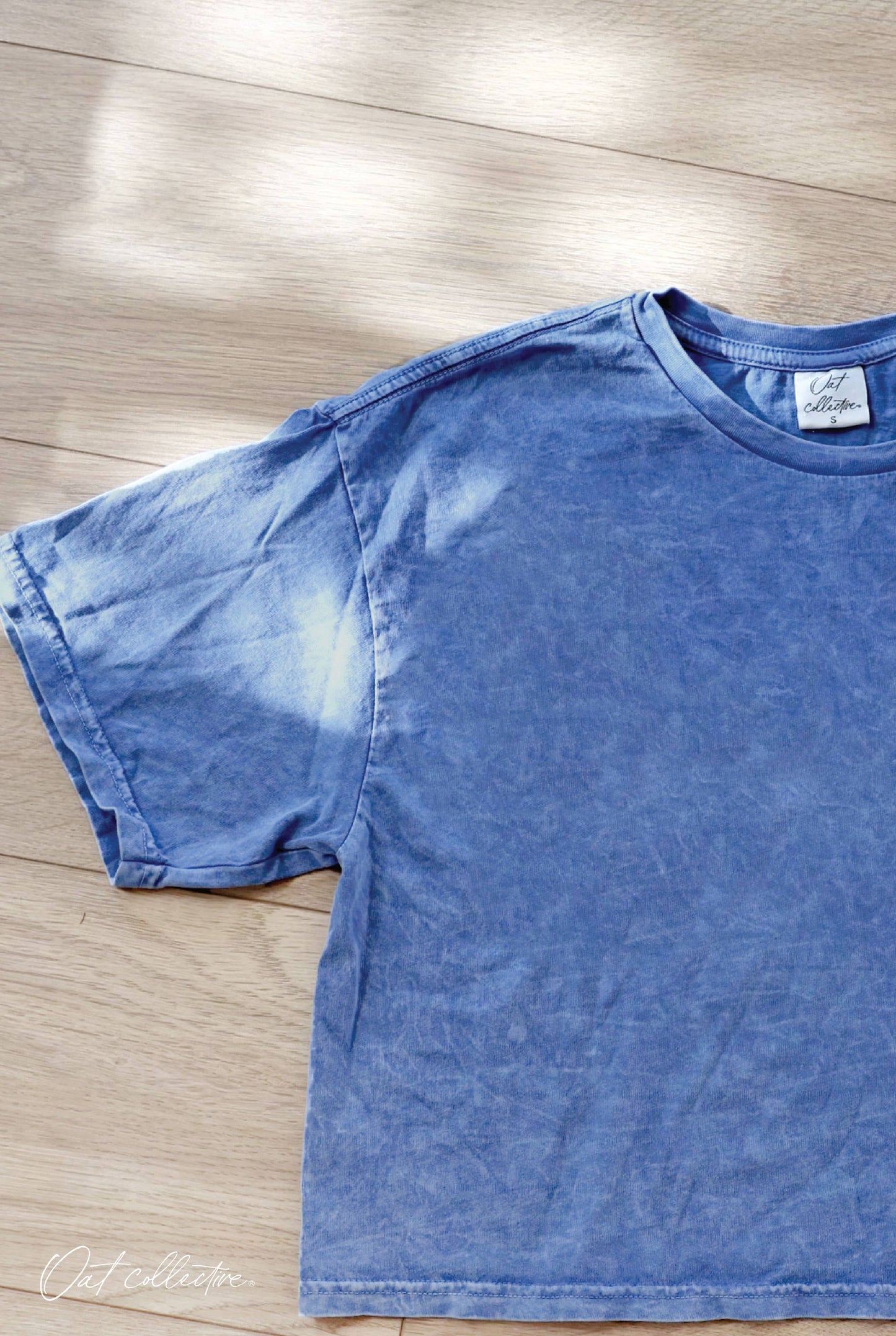 SEASHELLS ROW Cropped Mineral Washed Graphic Top: DENIM BLUE / M