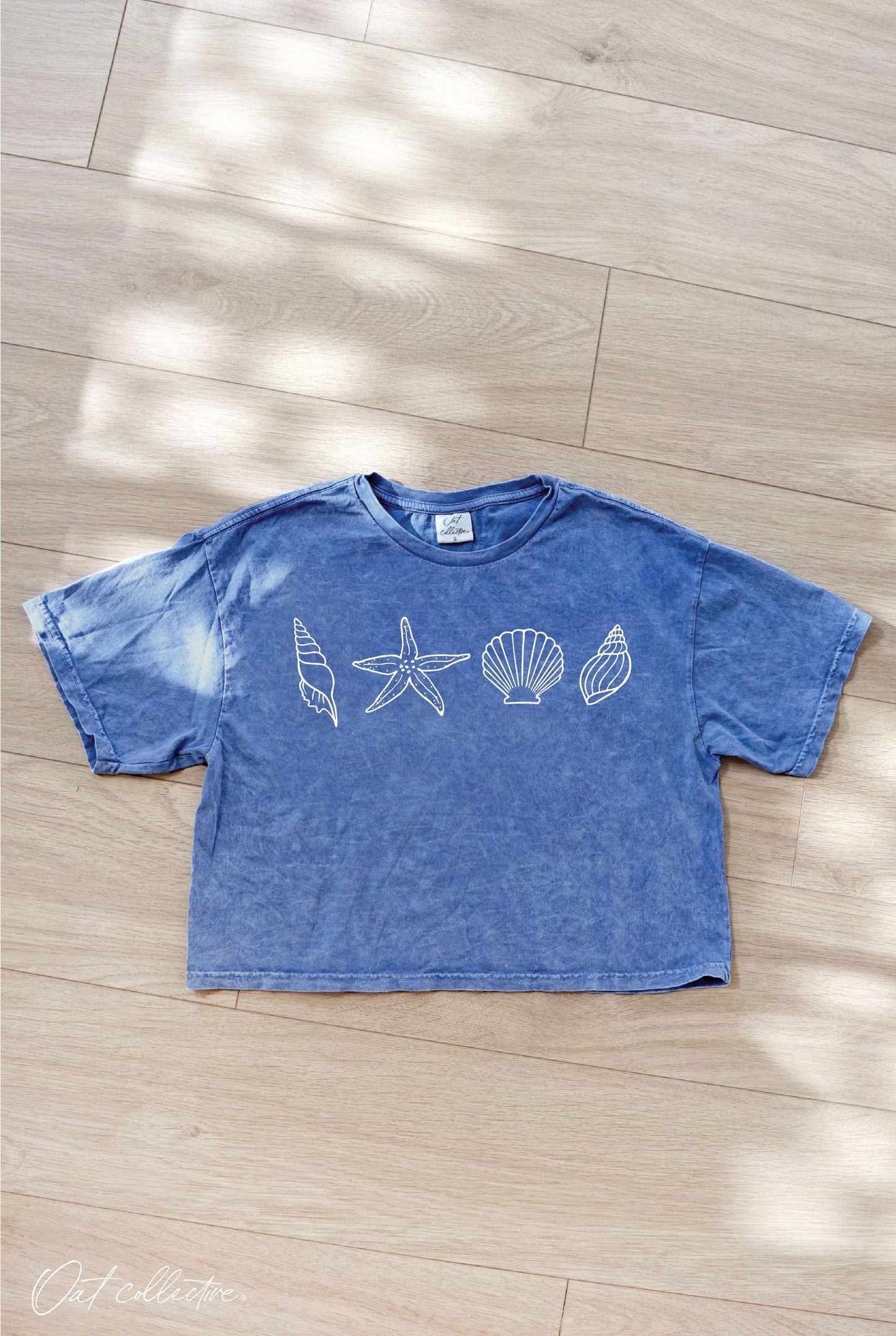 SEASHELLS ROW Cropped Mineral Washed Graphic Top: DENIM BLUE / M